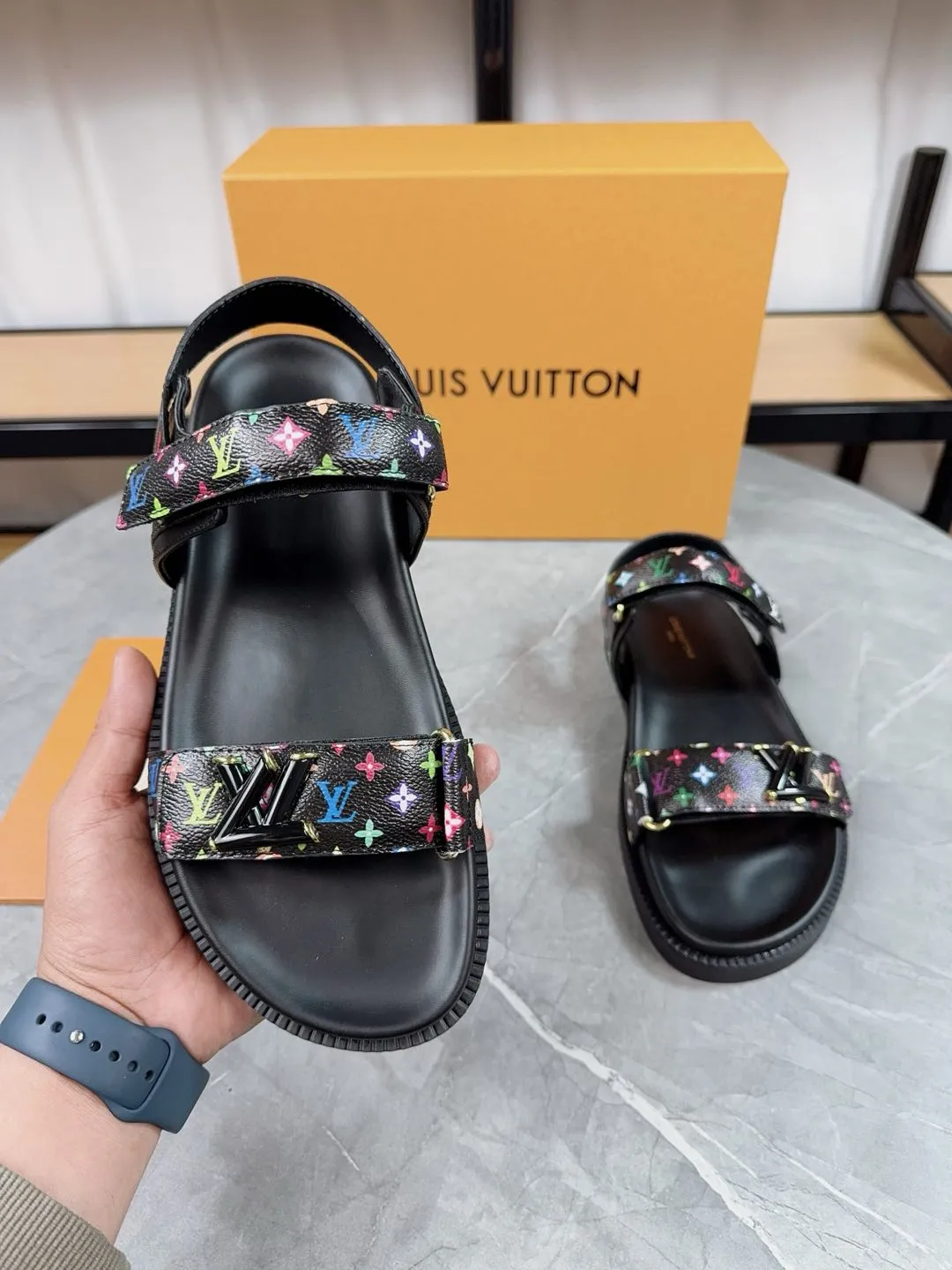 👟👟Ex-factory price 460👟👟 🌈LV | Louis Vuitton 🧡💚2025 spring and summer new style top version‼ ️The original version is the same. The counter focuses on the latest new beach shoes. Hard goods are new🆕 ❥Purchase level! Full of high-end feel! A popular model among bloggers at home and abroad, it’s retro and fashionable and looks amazing on your feet! Mainly recommended model on the official website★ ━━━━━ ЅᏇєєt ━━━━━ ▪️Upper: original customized leather ▪️Inner lining: cow lining ▪️Outsole: rubber PU combination high-end outsole ▪️Shoe size: 35-45 (35-45 customized